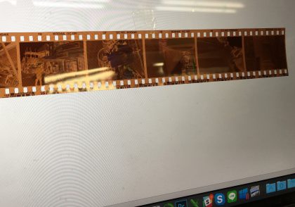 Macbookのディスプレイに貼り付けられたネガフィルム